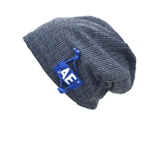 Bonnet en maille côtelée bleu et gris avec étiquette en cuir AE et cordon décoratif