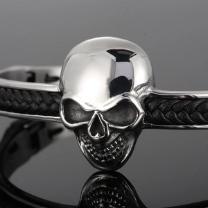 Edelstahl Totenkopf Armband für Herren mit schwarzem geflochtenem Band und Silberglanz