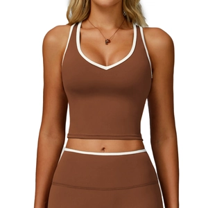 Débardeur de sport marron avec bordure blanche et col en V sur un mannequin de studio