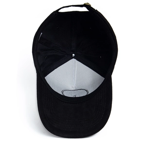 Vista interna di un cappellino da baseball in camoscio nero con cinturino regolabile