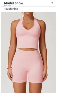 Gros plan sur la texture côtelée du haut licou et du short de sport rose pêche taille haute