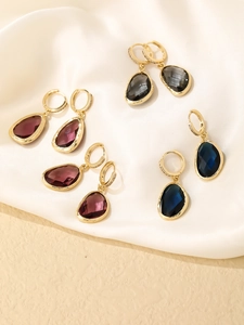 Détails des boucles d'oreilles goutte avec anneau en zircon en violet, gris et bleu