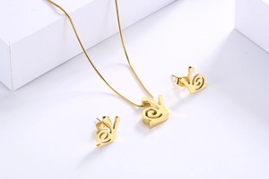Detailansicht des goldenen Schlangenkettensets mit Schneckenanhängern auf weißem Hintergrund
