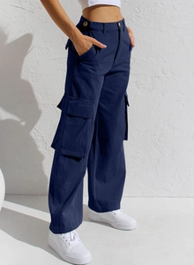 Detail von hoch taillierten dunkelblauen Cargo-Jeans mit großen Taschen aus Baumwolltwill
