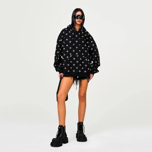 Vue de face du sweat à capuche noir en coton oversize avec imprimé croix blanches style urbain