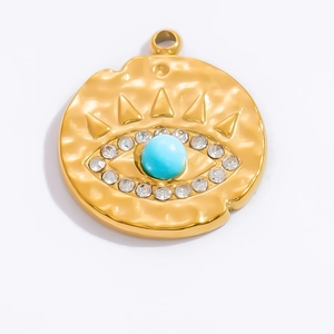 Dettaglio macro del ciondolo occhio di Allah placcato oro 18k con perla blu e zirconi