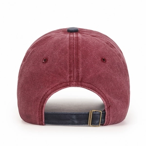 Gewaschene rote Baumwoll-Baseballkappe mit verstellbarer Metallschnalle und grauem Riemen