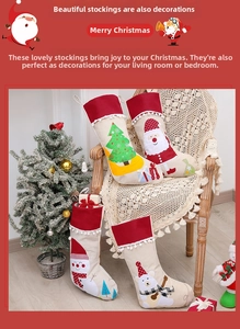 Détail du lot de quatre chaussettes de Noël avec motifs Père Noël, bonhomme de neige et ours