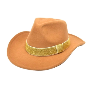 Gros plan d'un chapeau de cowboy en laine kaki avec ruban à paillettes dorées