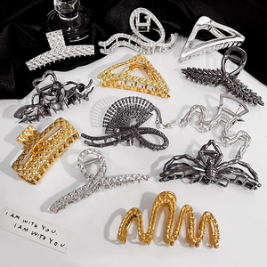 Detaillierte Sammlung geometrischer Metall-Haarklammern in Gold, Silber und Gunmetal