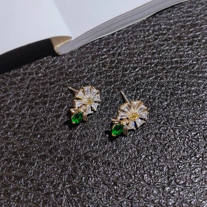 Elegante madeliefje oorbellen met groene zirkoon druppels en goud vergulding