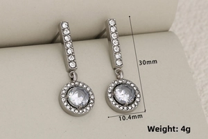 Dettaglio che mostra le dimensioni degli orecchini pendenti in argento con zirconi