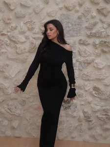 Robe longue moulante noire à épaule dénudée et manches longues élégante