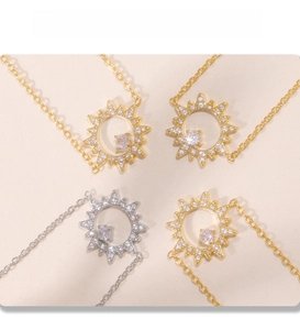Vue détaillée de quatre pendentifs soleil avec placage PVD et micro-cristaux
