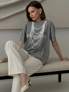 Grey 100% cotton T-shirt with pearl necklace print and white wide-leg pants