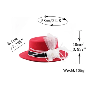 Dettaglio cappello in feltro di lana rosso con fiore in rete e specifiche taglia
