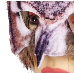 Gros plan d'un masque de mascarade animal avec fausse fourrure et motif léopard réaliste