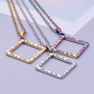 Drei quadratische hohle Halsketten in Gold Silber und Regenbogenfarben auf violettem Grund