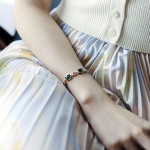 Bracelet floral élégant plaqué or avec pierres vert émeraude et cristaux blancs