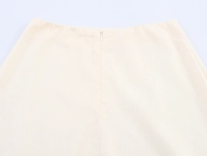 Detail of the high-quality invisible zipper on the cream cotton-linen vacation skirt