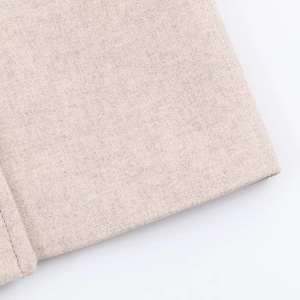 Dettaglio ravvicinato del tessuto misto lana beige con fine trama a saia diagonale