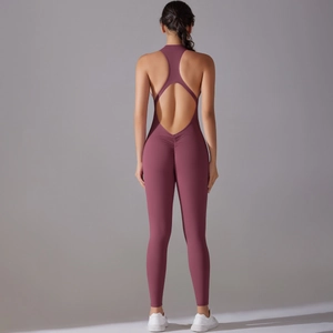 Vue détaillée du dos d'une combinaison de yoga dos nu violette et élastique pour femme