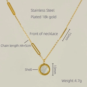 Détail du collier en acier inoxydable plaqué or 18k avec pendentif nacre et chiffres romains