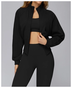 Detailaufnahme der schwarzen winddichten Sweatshirtjacke mit Stehkragen und Reißverschluss