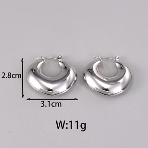 Vue détaillée de boucles d'oreilles créoles épaisses argentées mesurant 2,8cm sur 3,1cm