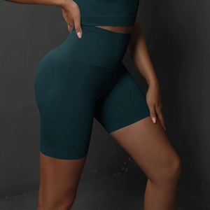 Détail macro du short de yoga sans couture taille haute montrant la texture côtelée vert