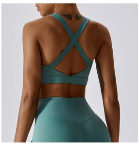 Dettaglio posteriore del set sportivo con reggiseno incrociato e leggings a vita alta