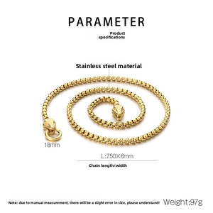 Detail der 75cm Gold-Edelstahl-Schlangenkopf-Schließe an quadratischer Perlenkette
