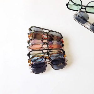 Lunettes de soleil carrées rétro à double pont en écaille de tortue et couleurs claires
