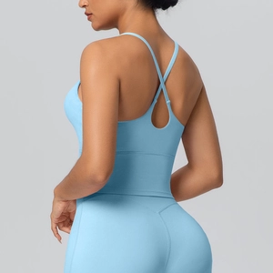 Vue détaillée du dos du soutien-gorge de sport bleu clair avec design croisé élégant