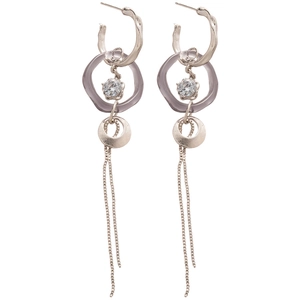 Boucles d'oreilles géométriques argentées avec anneaux acryliques gris et pompons