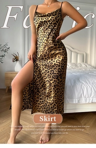 Détail d'une robe nuisette léopard avec col bénitier et fente latérale dans une chambre