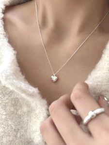 Ensemble collier cœur et bague minimaliste en argent sterling 925 sur un mannequin