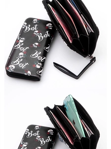 Dettaglio portafoglio vintage con teschio, slot per carte e tasca con zip per cellulare
