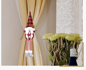 Détail d'un embrasse de rideau gnome de Noël avec chapeau à carreaux rouges et noirs sur tissu
