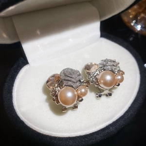 Elegant flower pearl studs with champagne crystals and silver rose floral design