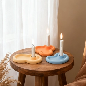 Wolkvormige kandelaar set in geel, oranje en blauw met een matte afwerking