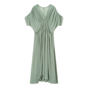 Elegante vestido midi verde salvia con cuello en V, cintura elástica y bajo de gasa