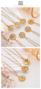 Détails de colliers dorés avec boussole, croix et pierres précieuses colorées