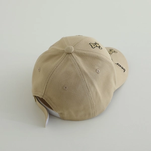Détail de la casquette en coton kaki avec broderie ours et œillets d'aération