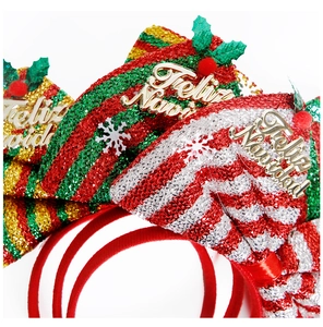 Détail de serre-têtes de Noël à paillettes avec lettrage Feliz Navidad et flocons de neige
