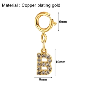 Ciondolo lettera B placcato oro 14k con zirconi micro-intarsiati e chiusura a molla