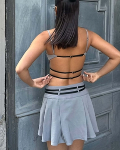 Détail de l'ensemble gris dos nu montrant des fines bretelles noires et boucles argentées