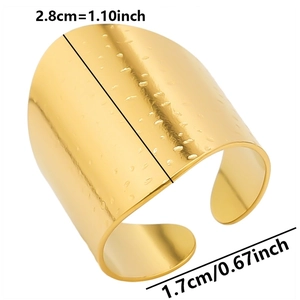 Detailansicht des 2,8 cm breiten gehämmerte Goldring mit verstellbarem Design
