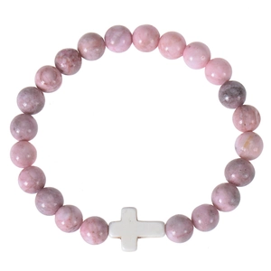 Vue détaillée d'un bracelet en perles de pierre naturelle rose 8 mm avec croix blanche