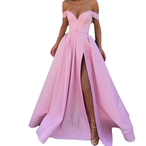 Robe de soirée élégante en satin rose à épaules dénudées avec col en V et fente haute